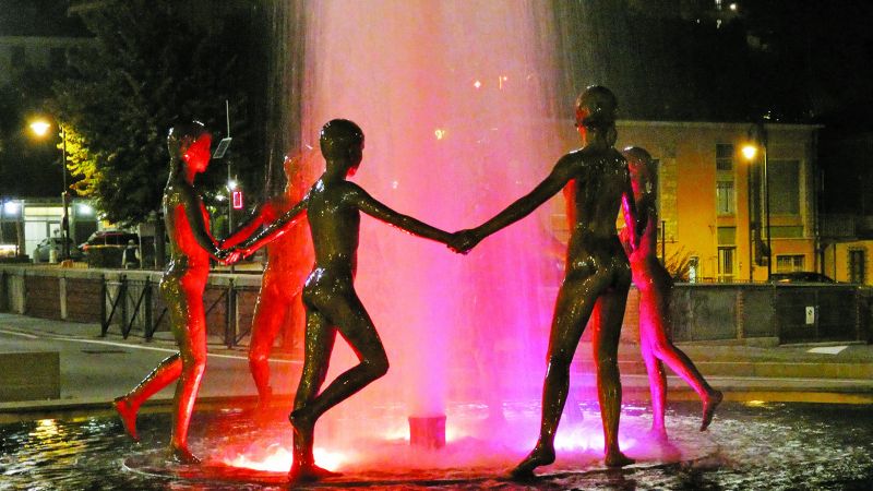Nella foto: "La Goj d'esse a Mondvì": un nome in lingua monregalese per la fontana nel centro di Mondovì Breo, opera dello scultore Sergio Unia