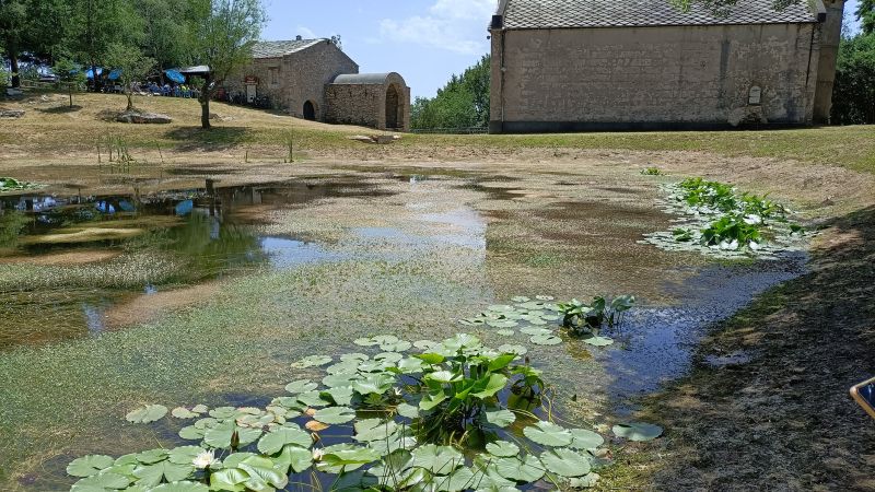 A destra il Santuario di Madonna del Lago. A sinistra l'originaria chiesetta seicentesca, adibito ora a locanda